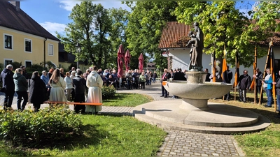 Bezirksmaiandacht am Marienbrunnen in Friedenfels mit Bannerabordnungen der Kolpingsfamilien, Ortspräses Pfarrer Joseph, dem Männergesangverein „Frohsinn“ und zahlreichen Gläubigen. (Bild: Reiner Gärtner)