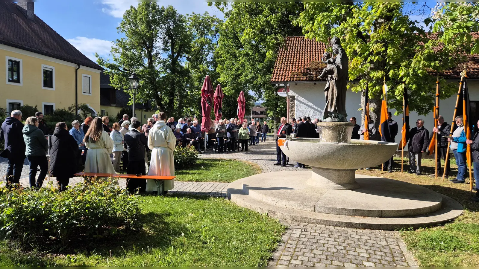 Bezirksmaiandacht am Marienbrunnen in Friedenfels mit Bannerabordnungen der Kolpingsfamilien, Ortspräses Pfarrer Joseph, dem Männergesangverein „Frohsinn“ und zahlreichen Gläubigen. (Bild: Reiner Gärtner)
