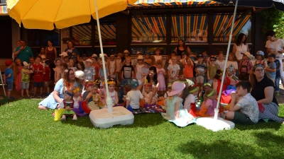 Mit großem Beifall wurden die Darbietungen der Kinderkrippe und des Kindergartens beim Pfarrfest honoriert. (Bild: Peter Garreiss)