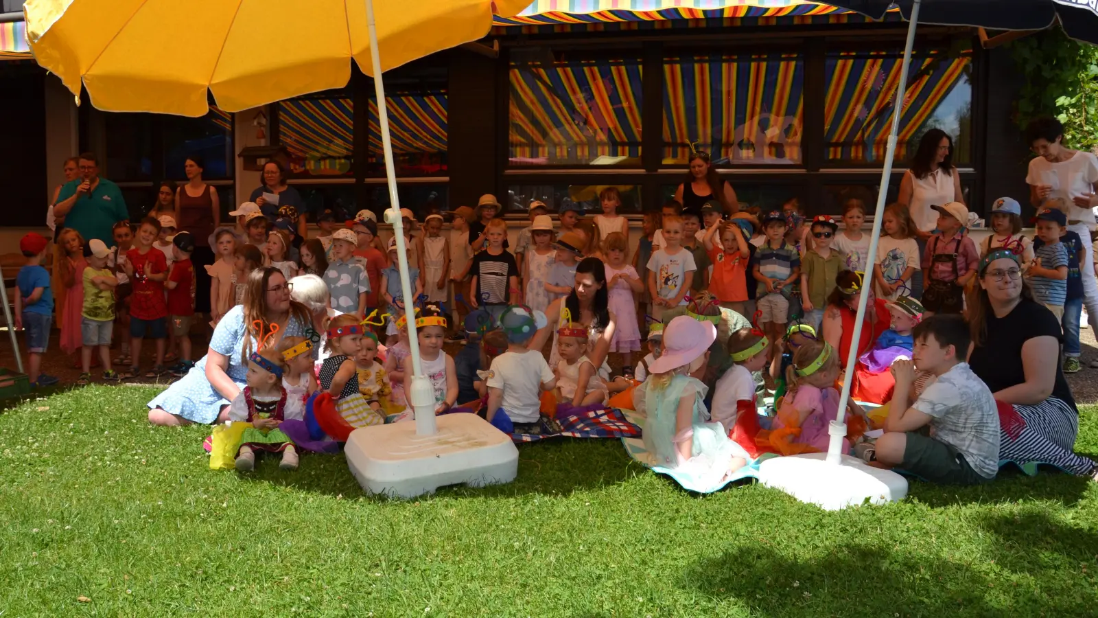 Mit großem Beifall wurden die Darbietungen der Kinderkrippe und des Kindergartens beim Pfarrfest honoriert. (Bild: Peter Garreiss)