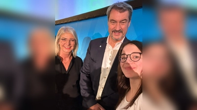 Sophia Würl mit Ministerpräsident Markus Söder und Sozialministerin Ulrike Scharf beim Jugendempfang der Bayerischen Staatsregierung. (Bild: Sophia Würl)