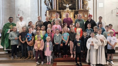 24 Kinder trafen sich zum Kinderbibeltag. Im Bild Pfr. Joseph, die kleinen Bibelentdecker und Mitgestaltenden in der Kirche am Sonntag beim Abschlussgottesdienst.  (Bild: Silke Bächer)