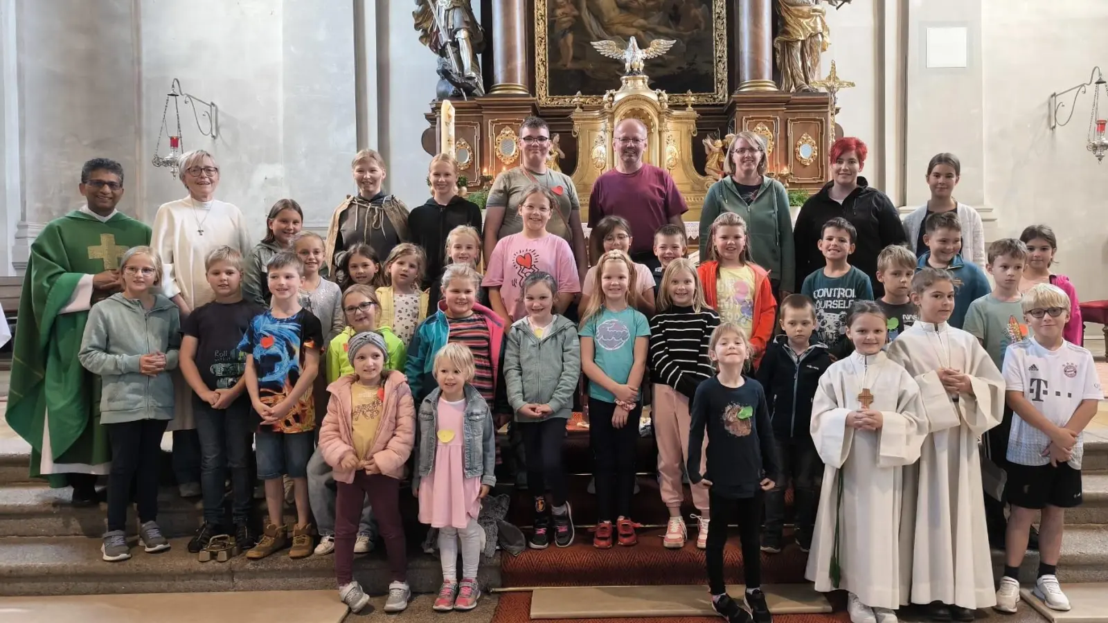 24 Kinder trafen sich zum Kinderbibeltag. Im Bild Pfr. Joseph, die kleinen Bibelentdecker und Mitgestaltenden in der Kirche am Sonntag beim Abschlussgottesdienst.  (Bild: Silke Bächer)