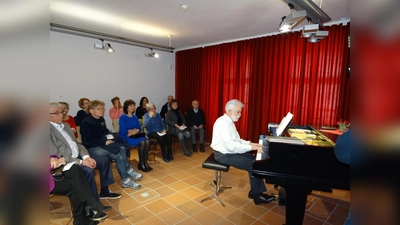 Jakob Schröder in Aktion am Flügel im MuseumsQuartier  (Bild: Katarina Brankovic)