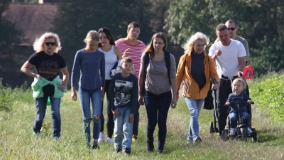Zahlreiche Familien nahmen am Familienwandertag am 22. September 2024 teil.  (Bild: Norbert Neid)