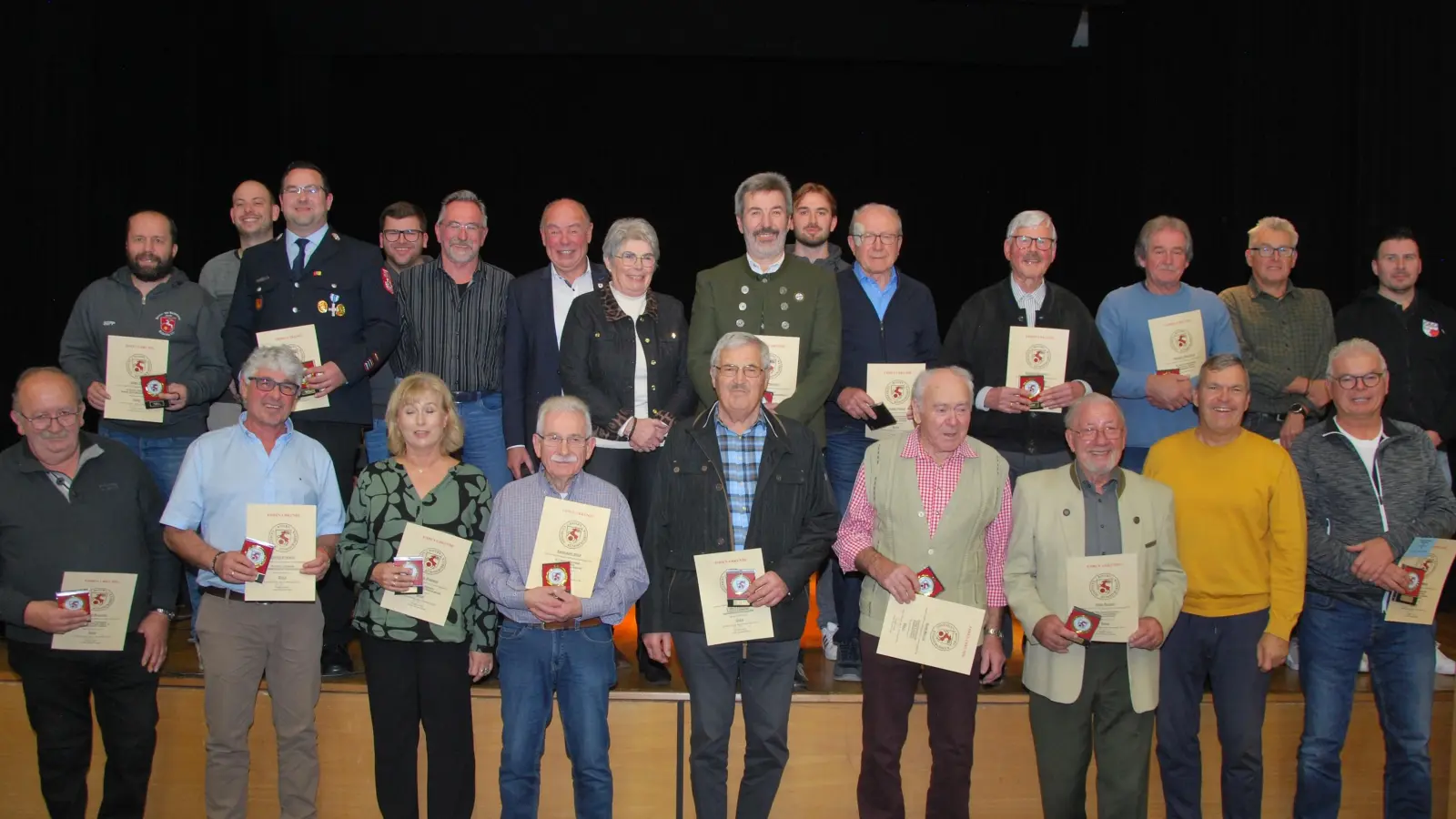 Die bei der Sportlerehrung der Gemeinde Kümmersbruck mit der Ehrenmedaille in Silber bzw. in Gold geehrten Funktionäre. (Bild: Gerd Spies)