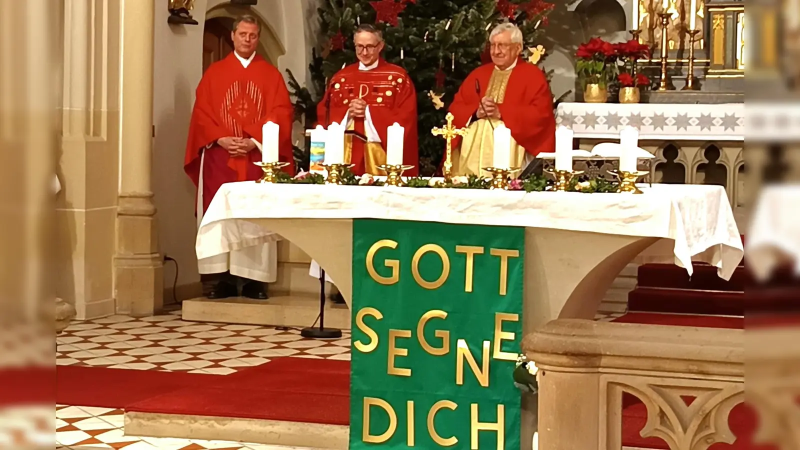 Pfarrer Adam Karolczak (Mitte) feierte am vergangenen Montag seinen 40. Geburtstag, zusammen mit Pater Thomas Mühlberger (links) und Ruhestandspfarrer Wolfgang Häupl (rechts) in der vollen Pfarrkirche Pleysteins. (Bild: Rita Zitzmann)