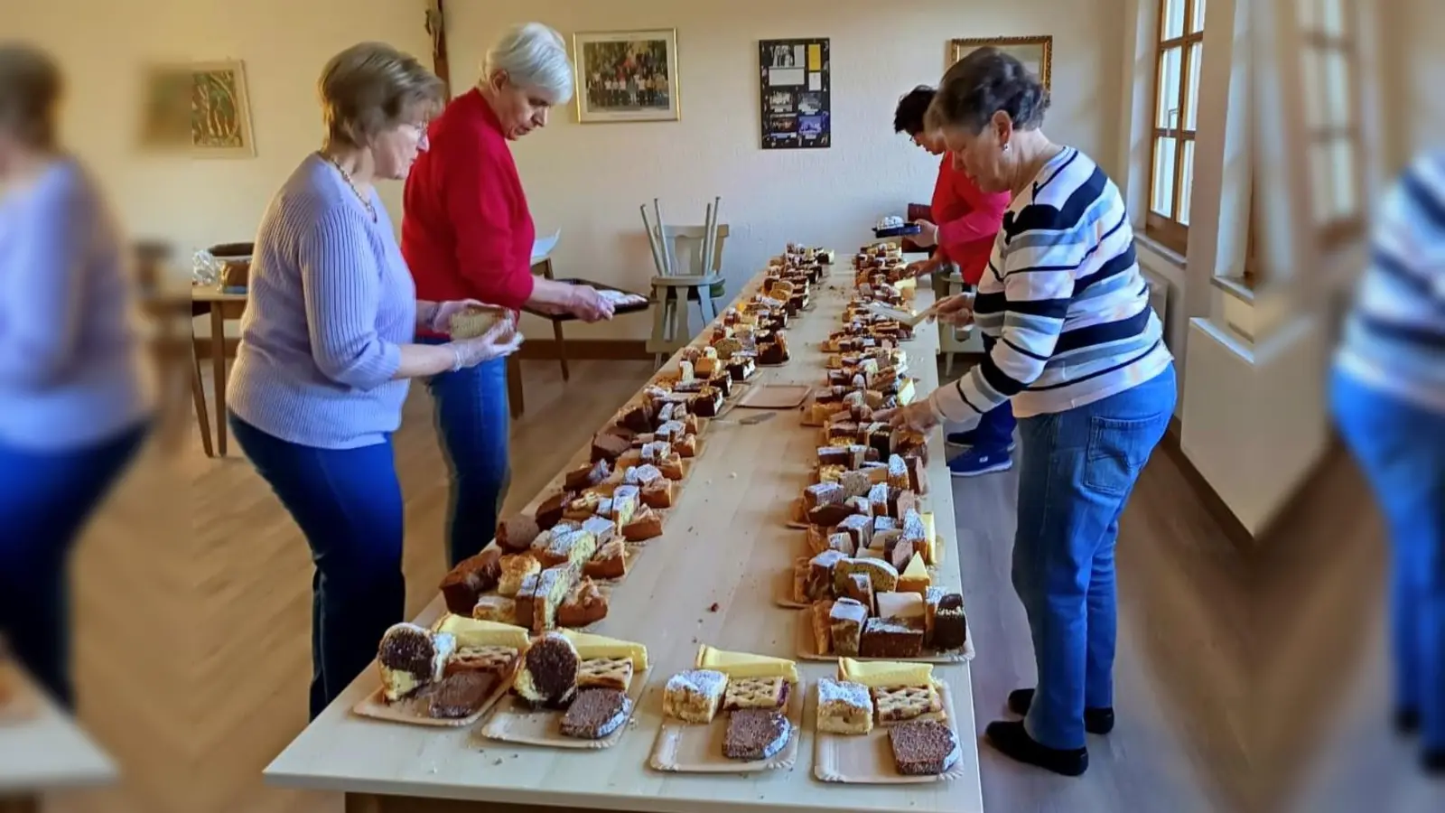 Kuchenverkauf für guten Zweck (Bild: Elisabeth Koller)