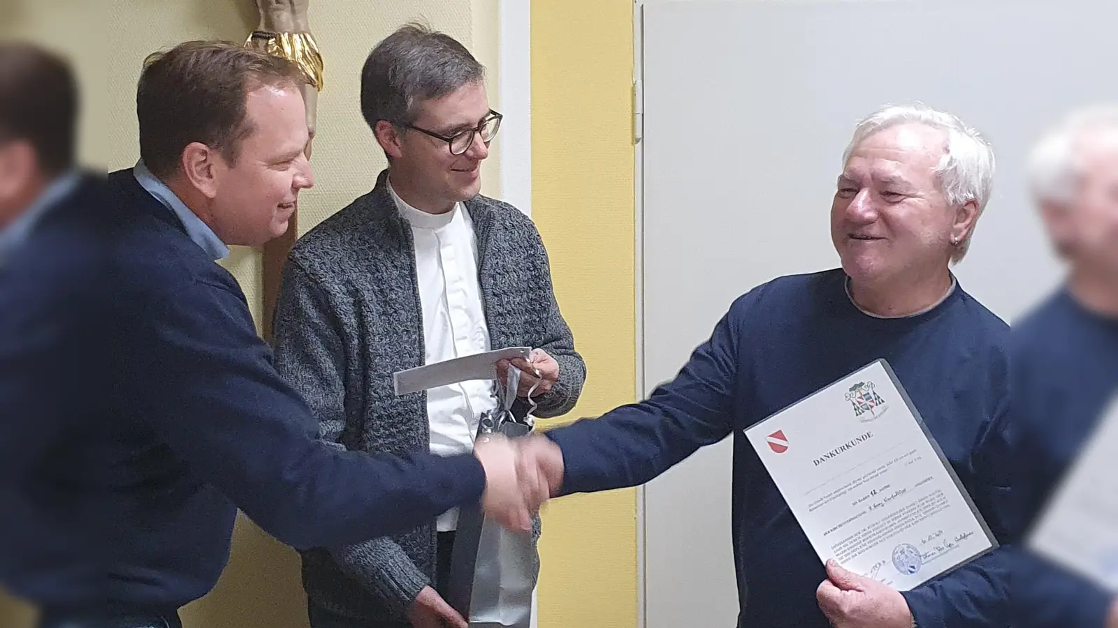 Kirchenpfleger Michael Kippes und Stadtpfarrer Thomas Kopp (von links) dankten Willi Weiß herzlich für sein zwölf Jahre langes Engagement für die Katholische Kirchenstiftung St. Georg.  (Bild: Martin Staffe)