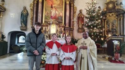 Zwei Ministranten scheiden aus, zwei stoßen zur Schar der Messdiener dazu (von links): Simon Schlagenhaufer, Marlena Basler, Magdalena Solfrank und Pfarrer Moses Gudapati. (Bild: sgr)