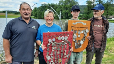 Hegefischen 2025 in voller Erfolg. Von links: Max Marr, 1. Gewässerwart; Stefanie Lüttge, Königsfischerin 2025; Philipp Granito, Jugendfischerkönig 2025; Reinhard Walter, 2. Vorsitzender. (Bild: Gerhard Doerfler)