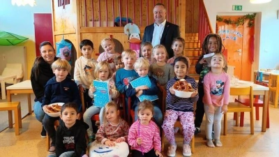 Die Kinder bekamen für die Teilnahme am Wettbewerb kleine Geschenke und Brezen (Bild: Christian Läpple)