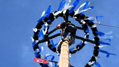 Auch in Schirmitz wurde vor vielen Zuschauern ein Maibaum aufgestellt. (Bild: Margareta Czichon/exb)