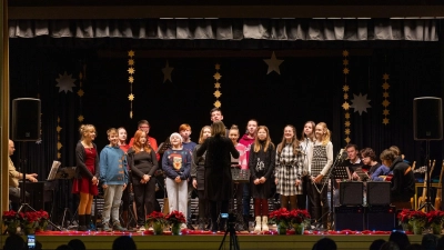 Die Profilklassen Musik und Tanz, die Bandklasse, Talentgruppen, der Schulchor, alle fünften Klassen und verschiedene Solisten brachten ein buntes Weihnachtsrepertoire auf die Bühne. (Bild: Foto-AG der Lobkowitz-Realschule/exb)