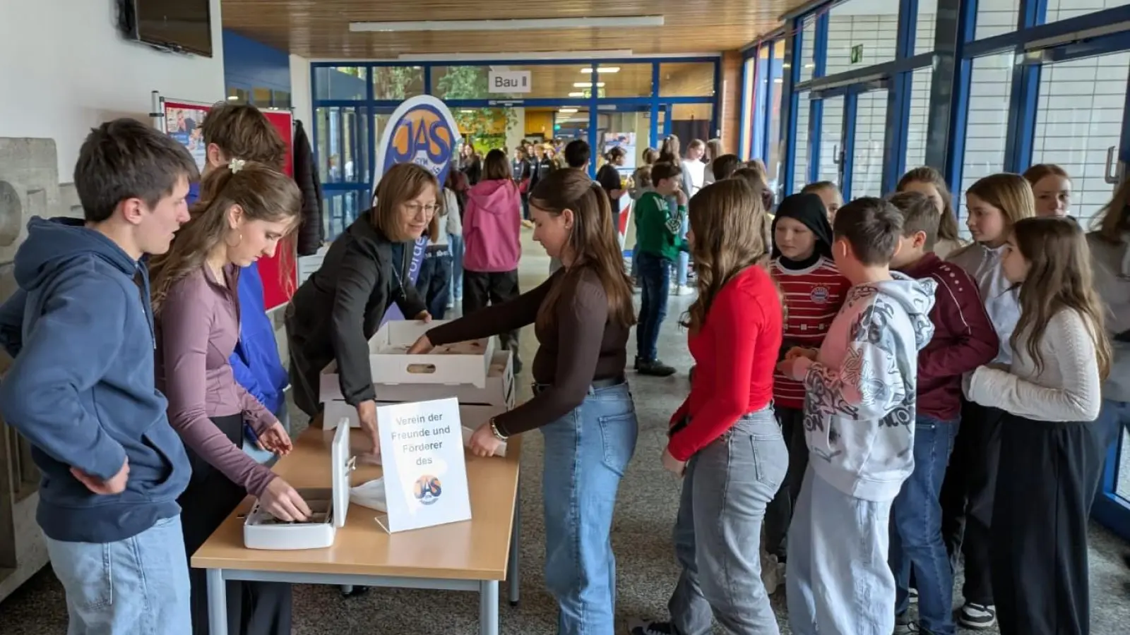 Kurz vor dem Start der Faschingsferien waren alle am Nabburger Gymnasium begeistert von der „süßen“ Aktion des Fördervereins. (Bild: Andreas Fröhlich)