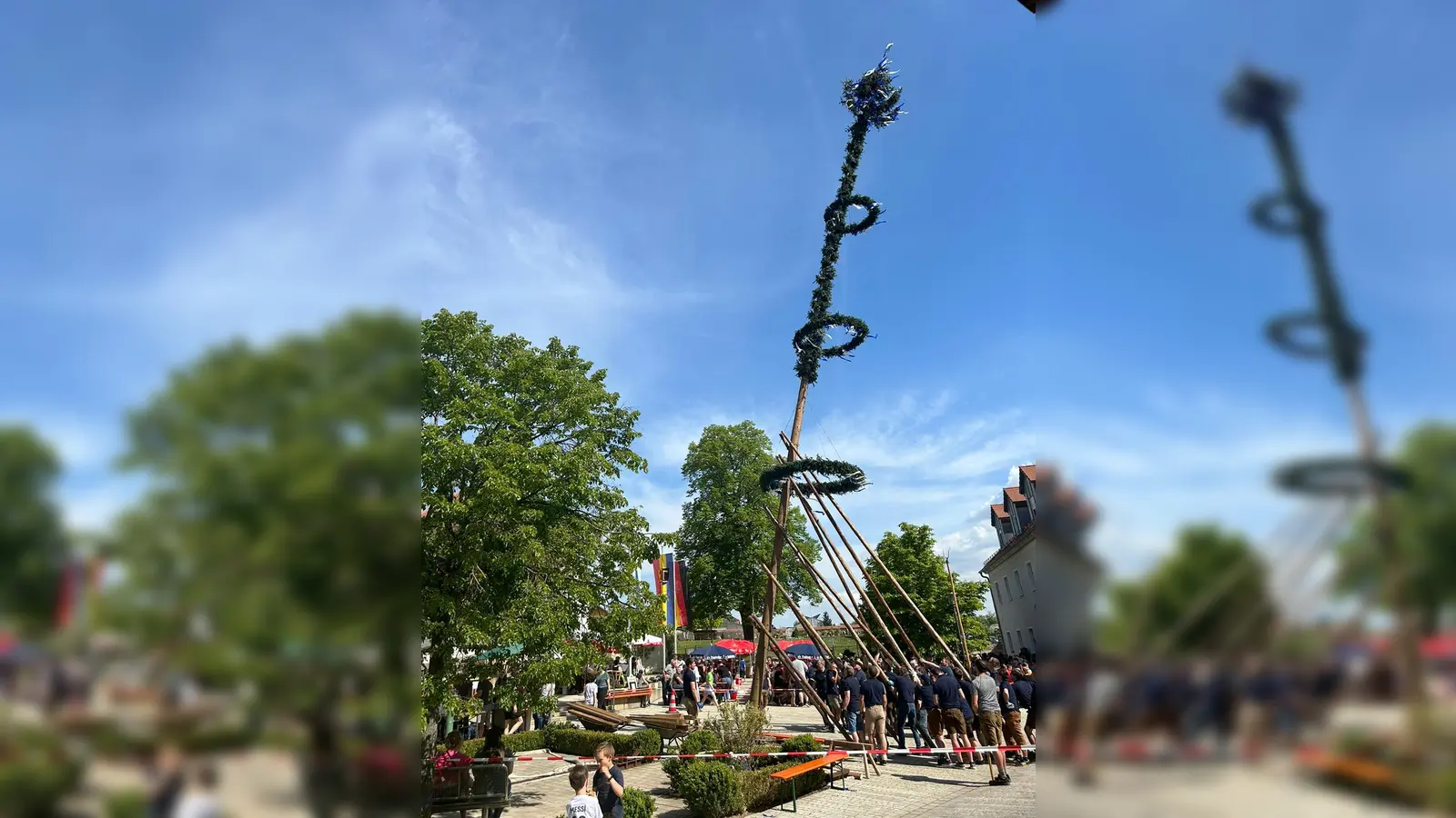 Zirka 30 Helfer stellten den 30 Meter hohen Maibaum per Muskelkraft auf dem Wolfringer Dorfplatz auf.  (Bild: Christiane Wagner)