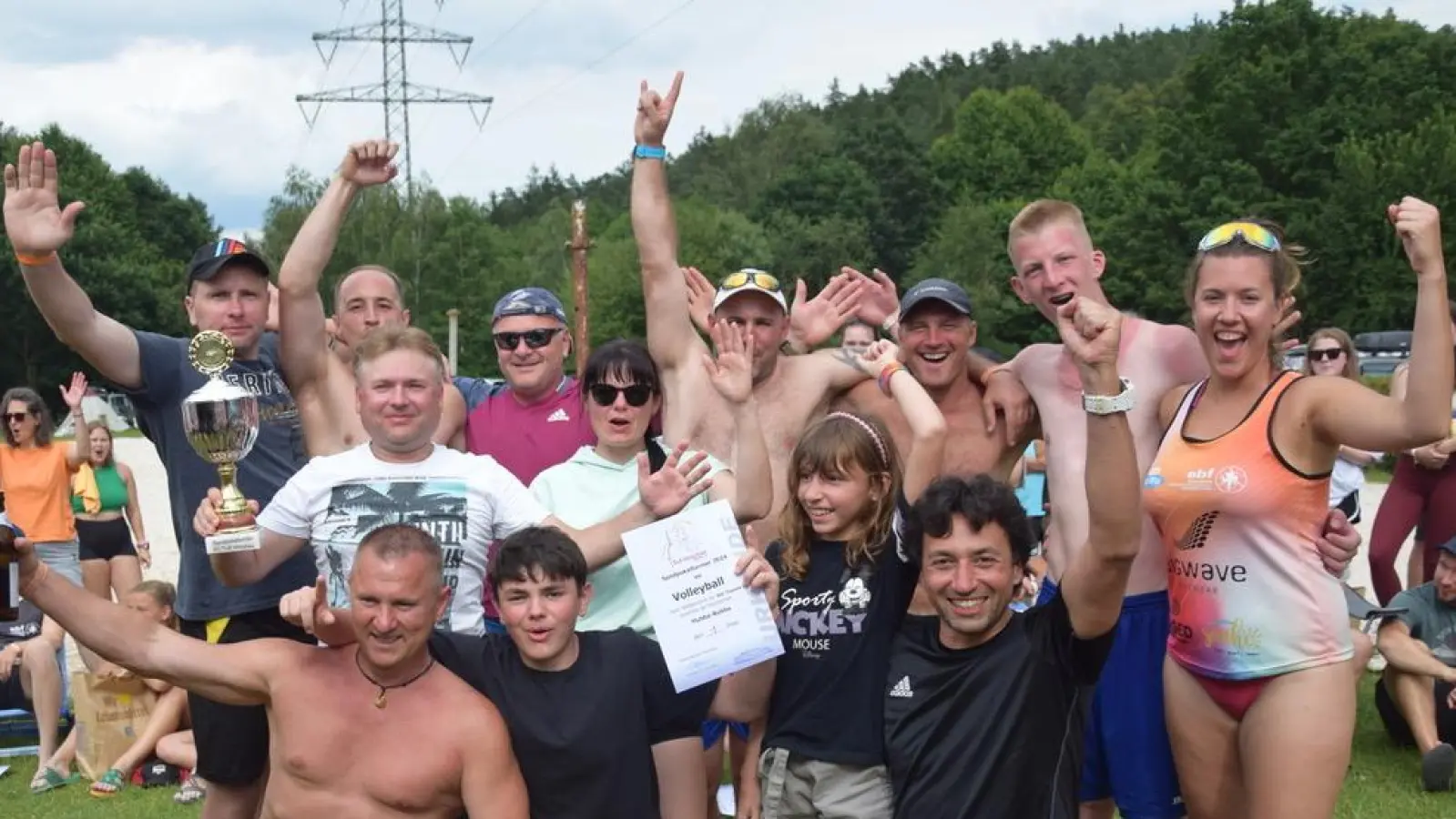 Hubba-Bubba mit Pokal, Riesenfreude über den ersten Sieg am Monte Kaolino. (Bild: fv)