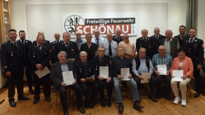 Sie wurden von der Feuerwehr Schönau für 35 bis 75 Jahre Vereinstreue geehrt. (Bild: Norbert Kopp)