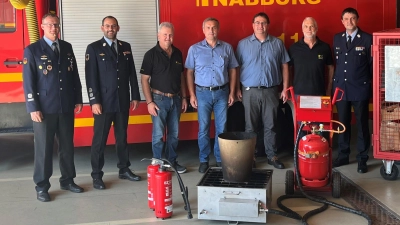 Vertreter von FF Nabburg und Kennametal bei der Übergabe: Gerätewart Christian Graf, Kommandant Ulrich Seegerer, Siegfried Winklmann, Armin Zimmermann, Michael Forster, Gerhard Dembianny, Kreisbrandmeister Andreas Ringlstetter (von links).  (Bild: Ulrich Seegerer)