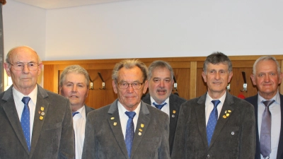 von links: Fritz Lorenz (5o Jahre) Werner Prügel (1. Vorstand) Andreas Schötz (65 Jahre) Wolfgang Herdegen (Dirigent) Otto Hufnagel (50 Jahre Sänger und Schriftführer) Heinrich Bodendörfer (1. Vstd. vom Sängerkreis Hersbruck)<br> (Bild: sis)