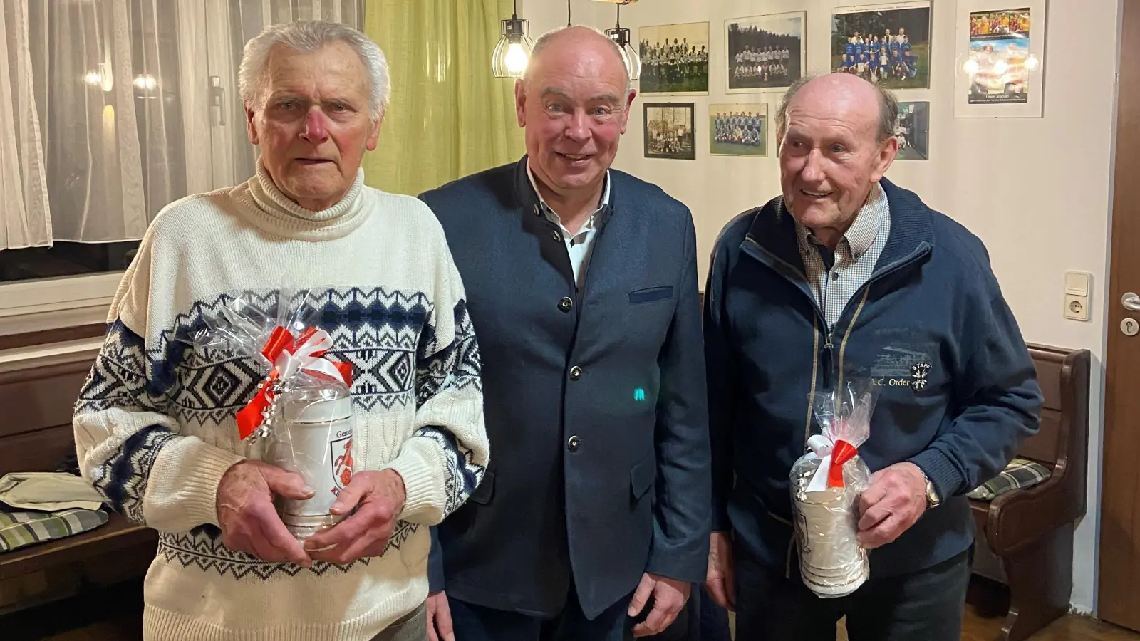 Bürgermeister Roland Strehl verabschiedete mit Helmuth Schneider (links) und Anton Gruber (rechts) zwei verdiente Feldgeschworene. (Bild: Ronny Gäßner)