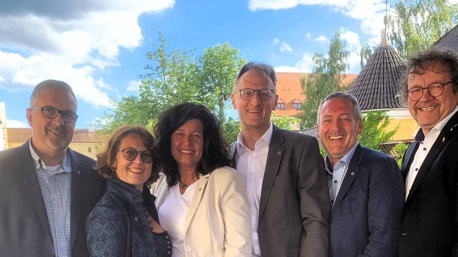 Das neue Führungsteam im Lions-Club Amberg-Sulzbach (von links) Schatzmeister Michael Hemrich, 1. Vizepräsidentin Patrica Pulkert, Präsidentin Christine Arnold, Clubsekretär Stefan Huber, der Vorsitzende des Lions-Hilfswerks Matthias Hahn und 2. Vizepräsident Martin Sterk. (Bild: usc)