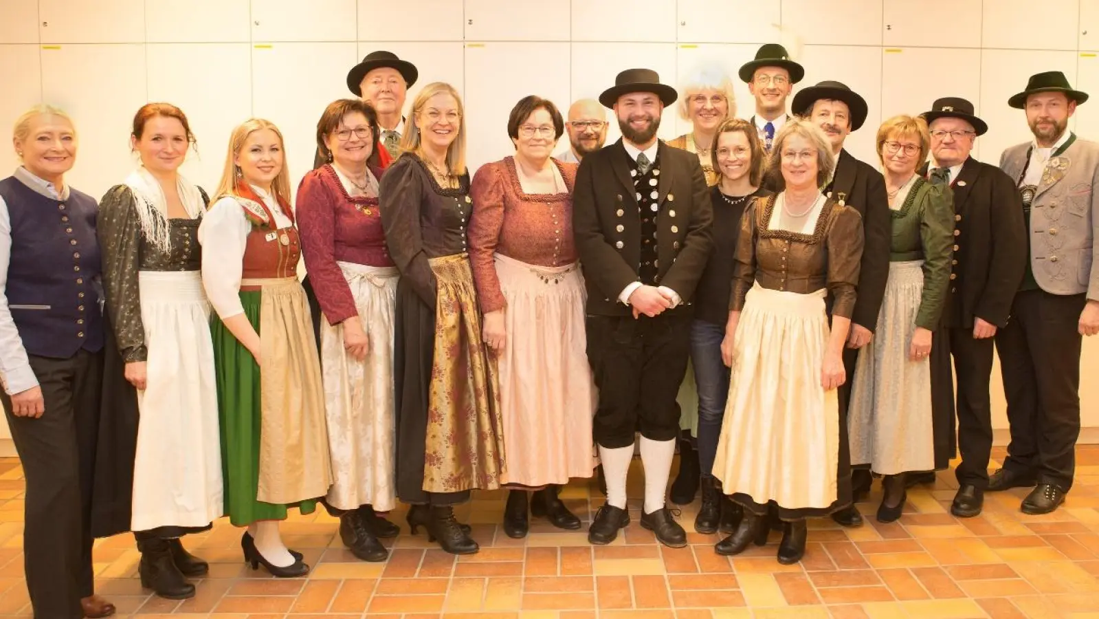 Nach der Neuwahl beim Trachtenverein (von links): stellvertretende Bürgermeisterin Gabi Wittleben, Susanne Ernst, Inka Wilhelm, Christine Obermeier, Anton Reiger, Doris Söllner (neue Vorsitzende), Renate Reiger, Karl Steinbacher, Eiko Geiß, Maria Karl, Stephanie Niebauer, Andreas Karl, Gerlinde Ott, Josef Wilhelm, Lisa Wilhelm, Andreas Wilhelm und Jürgen Hofmann (Gauvorstand). (Bild: Pielmeier/exb)