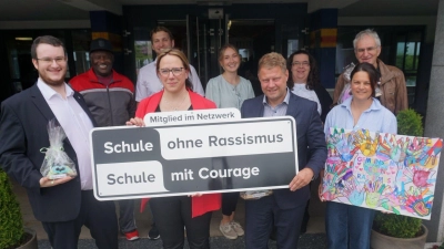 Schulleiterin Sabine Rappl und Bürgermeister Stefan Grillmeier mit Unterstützern des Projektes (Bild: Kathrin Weber)