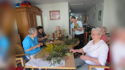 Die Marienheimsenioren binden Kräuterbüschel. (Bild: Daniela Donhauser)