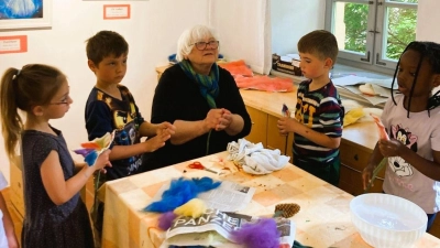 Anita Köstler (M.) weihte die Kinder in die Welt des Filzens ein. (Bild: Karin Schrems)