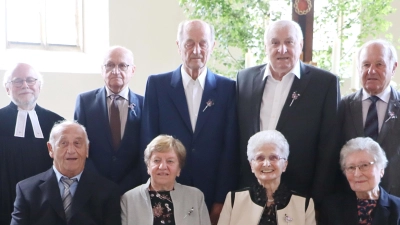 Die Jubelkonfirmanden der Eisernen Konfirmation mit der Jubilarin zur Gnaden-Konfirmation Erika Übler (Zweite von rechts) mit Pfarrer Matthias Ahnert (links). (Bild: gru)