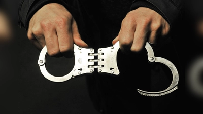Die Polizei hat im Zusammenhang mit Überfällen auf Wettbüros Tatverdächtige festgenommen.  (Symbolbild:  Boris Roessler/dpa)
