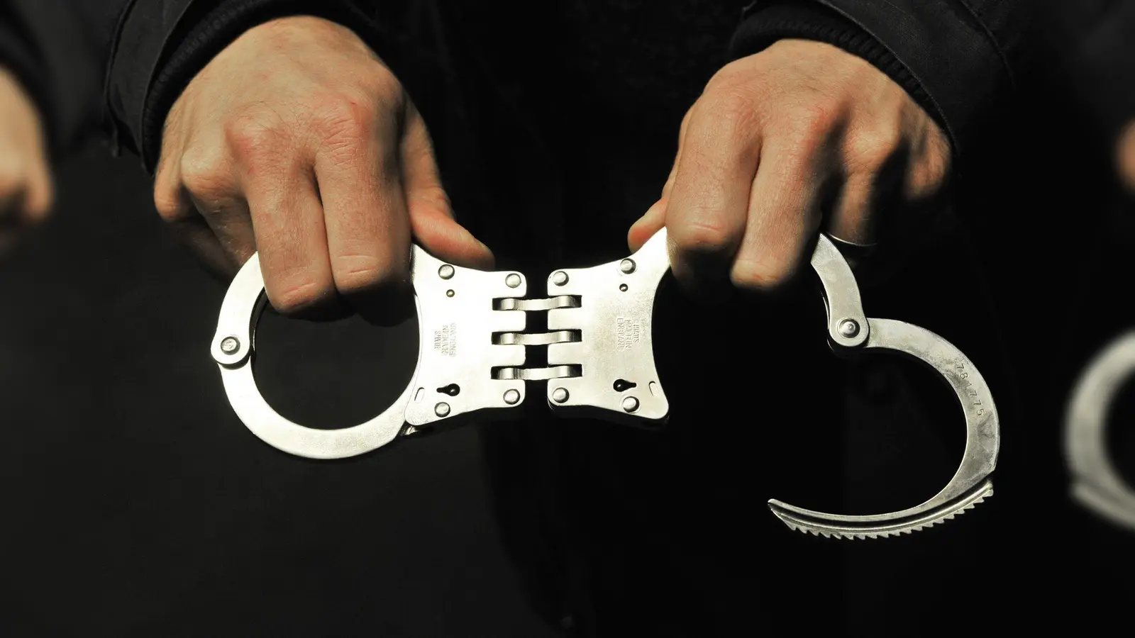Die Polizei hat im Zusammenhang mit Überfällen auf Wettbüros Tatverdächtige festgenommen.  (Symbolbild:  Boris Roessler/dpa)