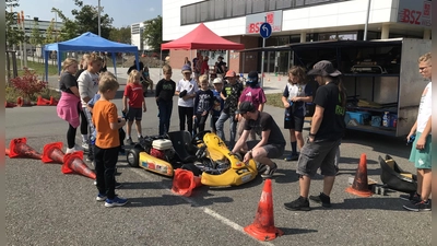 MSC Wiesau und BRK haben zum Ferienprogramm eingeladen. Jugendleiter Johannes Jäger bei der Einweisung am Kart. (Bild: Karlheinz Dietrich)