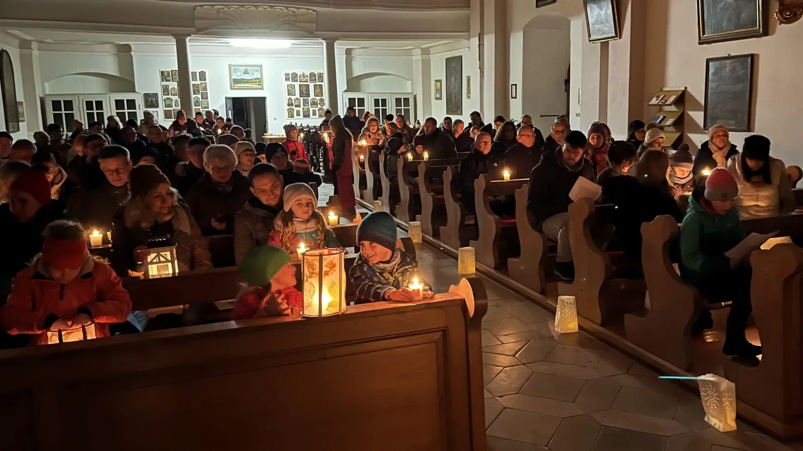  In der Frohnbergkirche eröffnete eine stimmungsvolle Andacht die Waldweihnacht der Georgspfadfinder. (Bild: Simon Kunert)