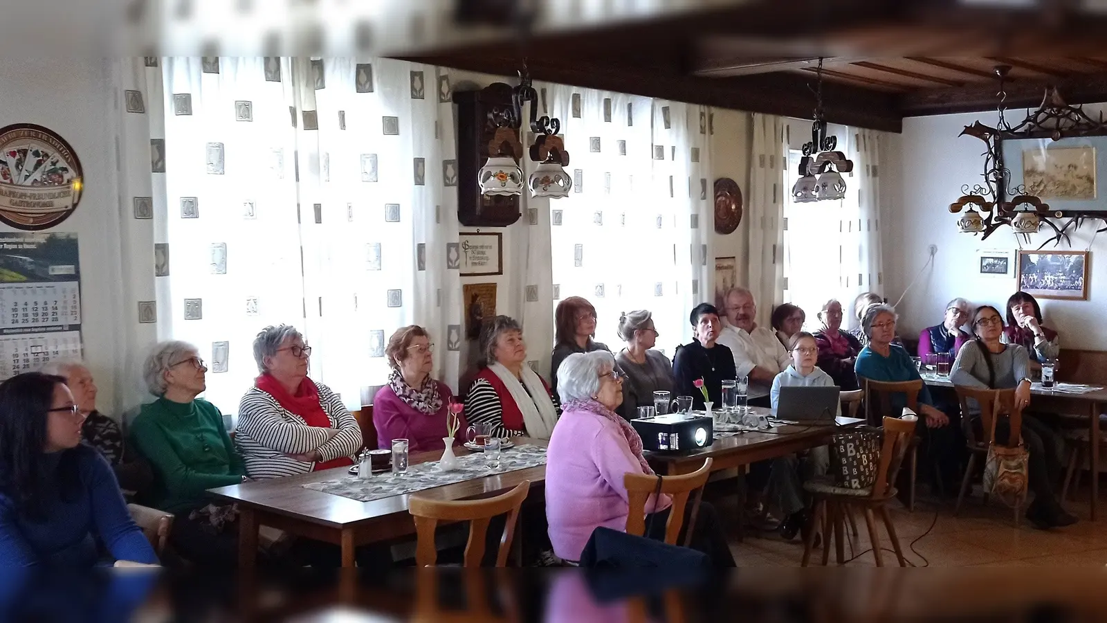 Aufmerksame und gespannte Zuhörer nach dem Essen  (Bild: Elisabeth Kraus)