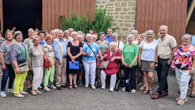 Über 40 Teilnehmer der Musikschulen Neustadt/WN und Tirschenreuth sowie der „Saitenzupfer“ des Förderkreises Musik aus Altenstadt/WN besuchten die Produktionsstätte und das Hofkonzert im mittelfränkischen Gülchsheim. Fertigungsleiter Martin Veeh (Zweiter von rechts) und Geschäftsführerin Johanna Veeh-Krauß (in der Mitte im schwarzen Kleid) betreuten die Oberpfälzer Veeh-Harfenisten vorbildlich. (Bild: Karl Wildenauer )