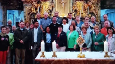 Die Besuchergruppe aus Immenreuth stellte sich vor dem Hochaltar für ein Erinnerungsbild auf. (Bild: Lothar Porst/exb)