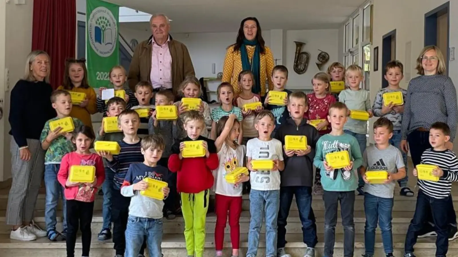 Die Kulmainer Schulanfänger, zusammen mit Frau Elisabeth Waldeck, Bürgermeister Günter Kopp (hinten), Rektorin Christiane Böhm und Klassenlehrerin Elisabeth Gebhardt (von links) (Bild: Christiane Böhm)