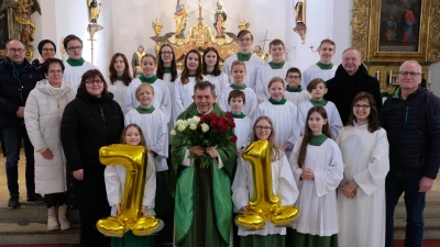 Ein großer Gratulantenkreis reihte sich im Altarraum des Pfarrkirche St. Johannes der Täufer ein und sprachen Pfarrer Max Früchtl ihre Glück- und Segenswünsche aus. (Bild: Fred Lehner)