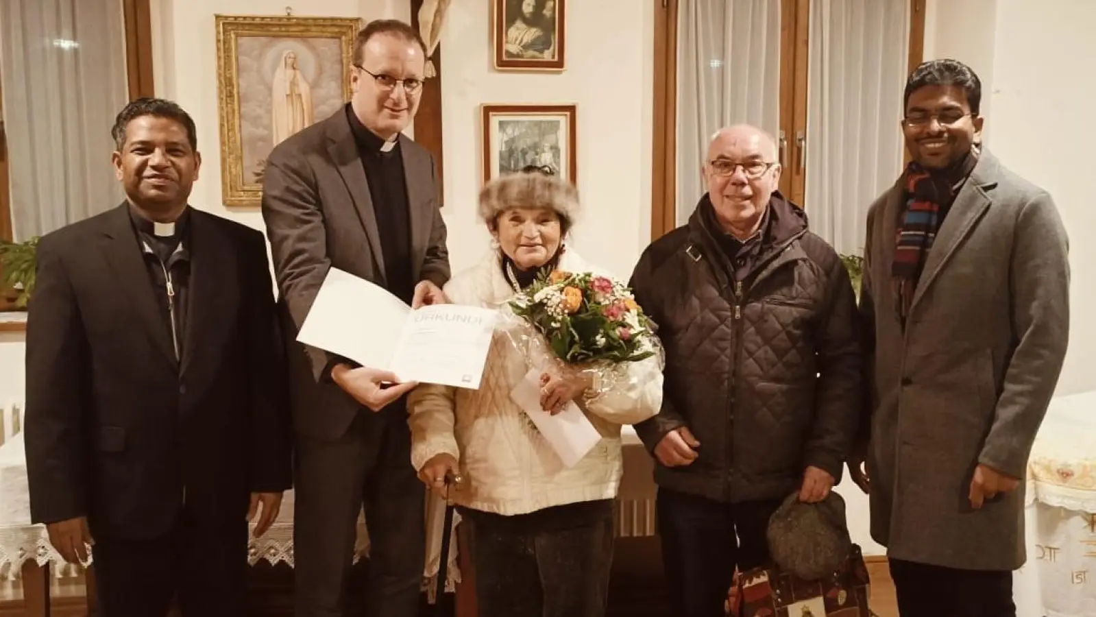 Stadtpfarrer P. Georg Parampilthadathil, Domkapitular Michael Dreßel, Anneliese und Erhard Rauch und Pfarrvikar P. Joseph Vembadamthara (von links) (Bild: Adrian Leitner)