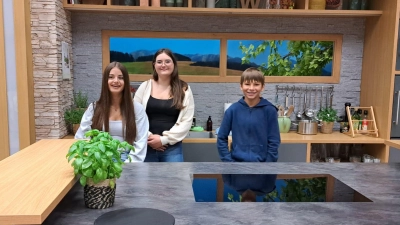 Blick hinter die Kulissen des Bayerischen Rundfunks: Joanna Zintl, Emilia Krüger und Nico Spachtholz von der Pressather Schulfunk-AG (Bild: Hans Walter)