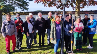 Friedhofsreinigung in Burkhardsreuth bei strahlendem Sonnenschein. (Bild: Peter Dzierza)