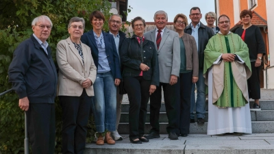 Die Ehejubilare mit Pfarrer Markus Urban sowie Waltraud Fischer und Monika Paumer vom Pfarrgemeinderat. (Bild: Gabi Böckl)