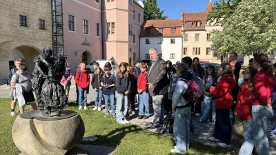 Landrat Richard Reisinger hatte für die Auerbacher Schüler viele Informationen über den Landkreis und das Landratsamt parat, auch über das Kirwadenkmal im Innenhof des Landratsamtes.  (Bild: Christine Hollederer)