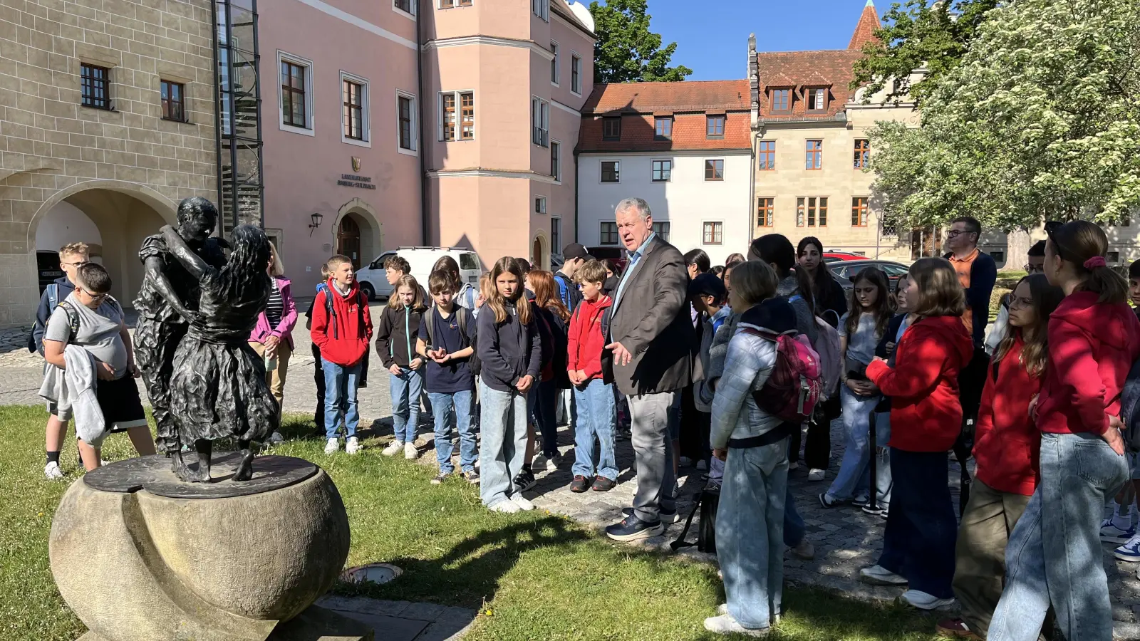 Landrat Richard Reisinger hatte für die Auerbacher Schüler viele Informationen über den Landkreis und das Landratsamt parat, auch über das Kirwadenkmal im Innenhof des Landratsamtes.  (Bild: Christine Hollederer)