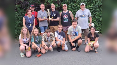 Zur Siegerehrung waren (stehend von links) Kerstin Caudle, Thomas Schneider, Johannes Kraus, Shawn Hoose, Danny Gennaro, Dave Caudle, (kniend von links) Hannah Kraus, Laura Seebauer, Brannon Seifert, Timo Bayer, Valentin Dötsch und Tamina Bayer aufgerufen. (Bild: Lothar Ziegler/exb)