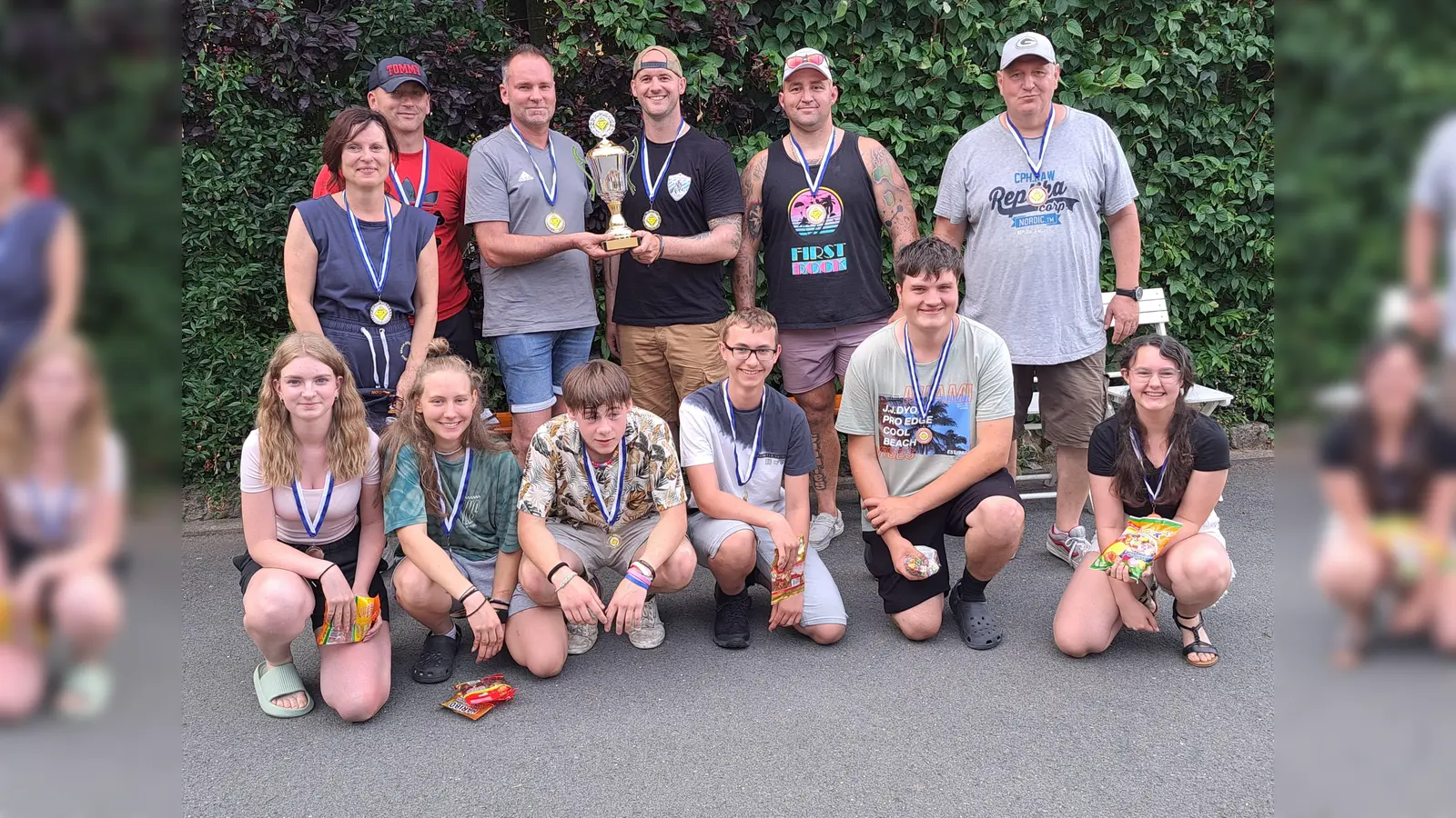 Zur Siegerehrung waren (stehend von links) Kerstin Caudle, Thomas Schneider, Johannes Kraus, Shawn Hoose, Danny Gennaro, Dave Caudle, (kniend von links) Hannah Kraus, Laura Seebauer, Brannon Seifert, Timo Bayer, Valentin Dötsch und Tamina Bayer aufgerufen. (Bild: Lothar Ziegler/exb)