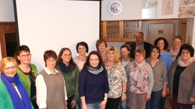 Die neue Führungsriege der Garten- und Blumenfreunde Lennesrieth mit den beiden Vorsitzenden Andrea Götz (Zweite von links) und Gabi Weiß (rechts daneben) und der bisherigen Vorsitzenden Maria Striegl (rechts). (Bild: fvo)