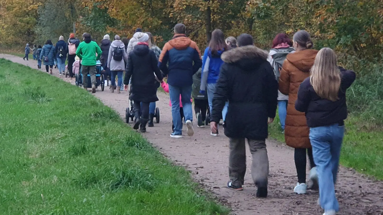 Los geht&#39;s zur Fackelwanderung (Bild: Sandra Schneidmadel)